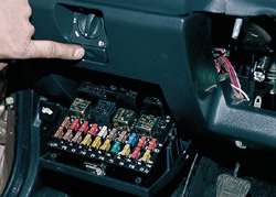 Расположение основного монтажного блока в автомобиле ВАЗ 2110. В более ранних версиях черный ящик устанавливался под капотом.