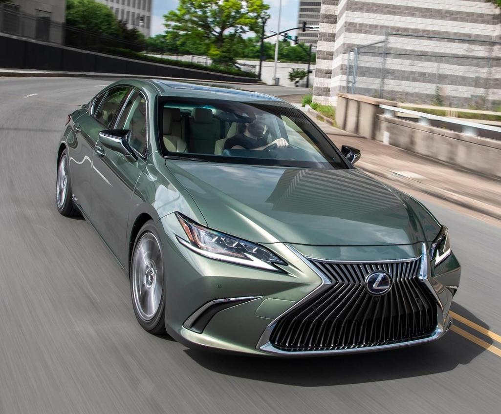 lexus es 2019 на дороге