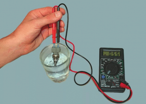 как проверить сопротивление воды для АКБ