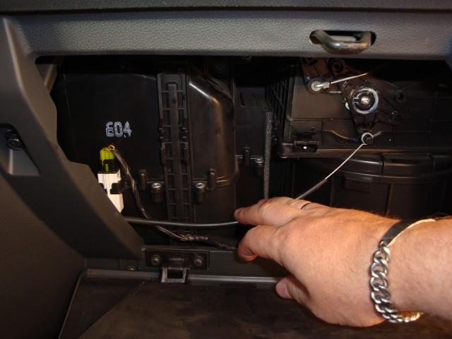Провода и заслонка отопителя в автомобиле Hyundai Getz