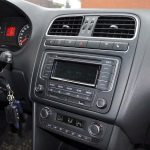 Центральная панель с магнитолой и кондиционером VW Polo 2014