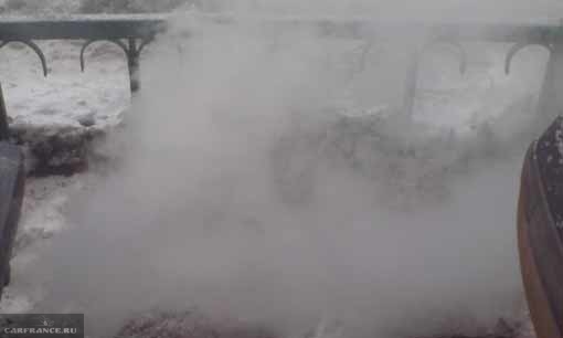Белый пар из выхлопной трубы