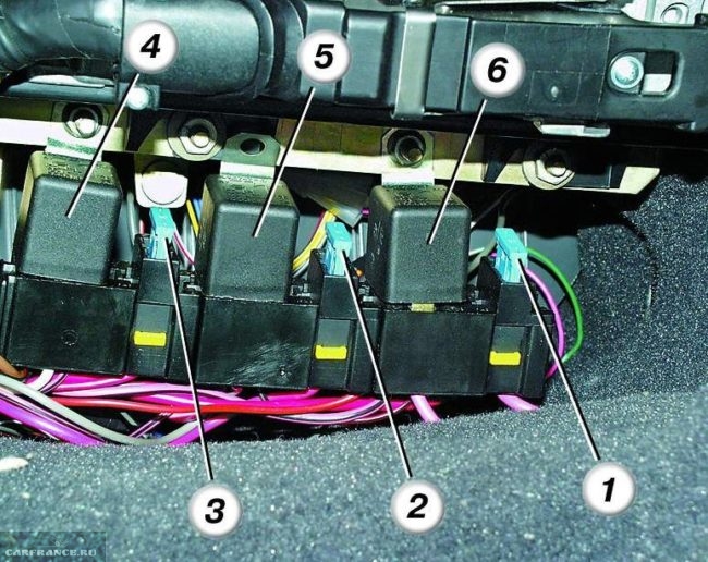 Реле вентилятора ВАЗ-2112 в дополнительном блоке предохранителей
