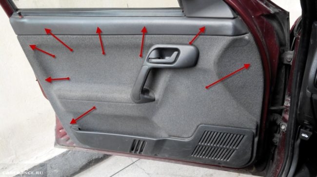 Обшивка передней двери автомобиля ВАЗ-2110 с указанием точек крепления пистонов
