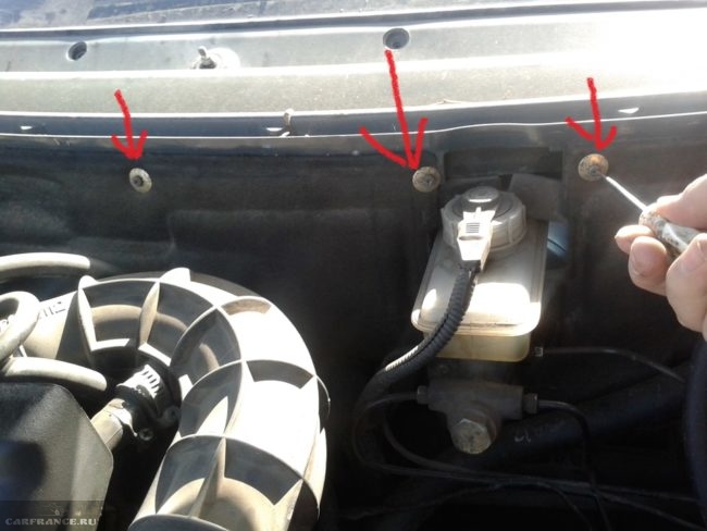 Винты крепления шумоизоляции моторного отсека под капотом автомобиля ВАЗ-2110