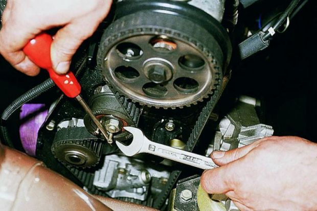 Регулировка натяжения ремня ГРМ 2110