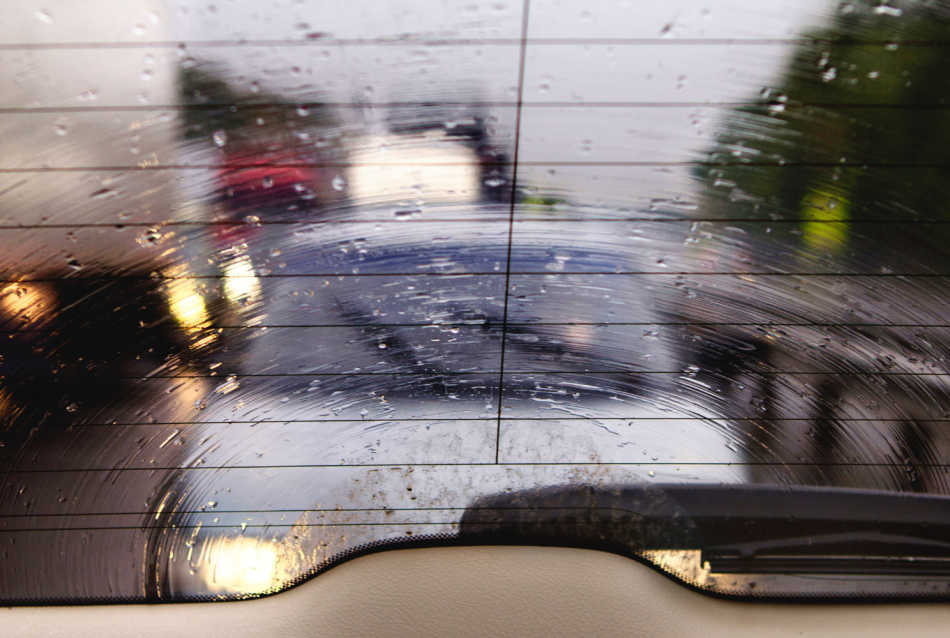 Запотевшее заднее стекло в машине во время дождя