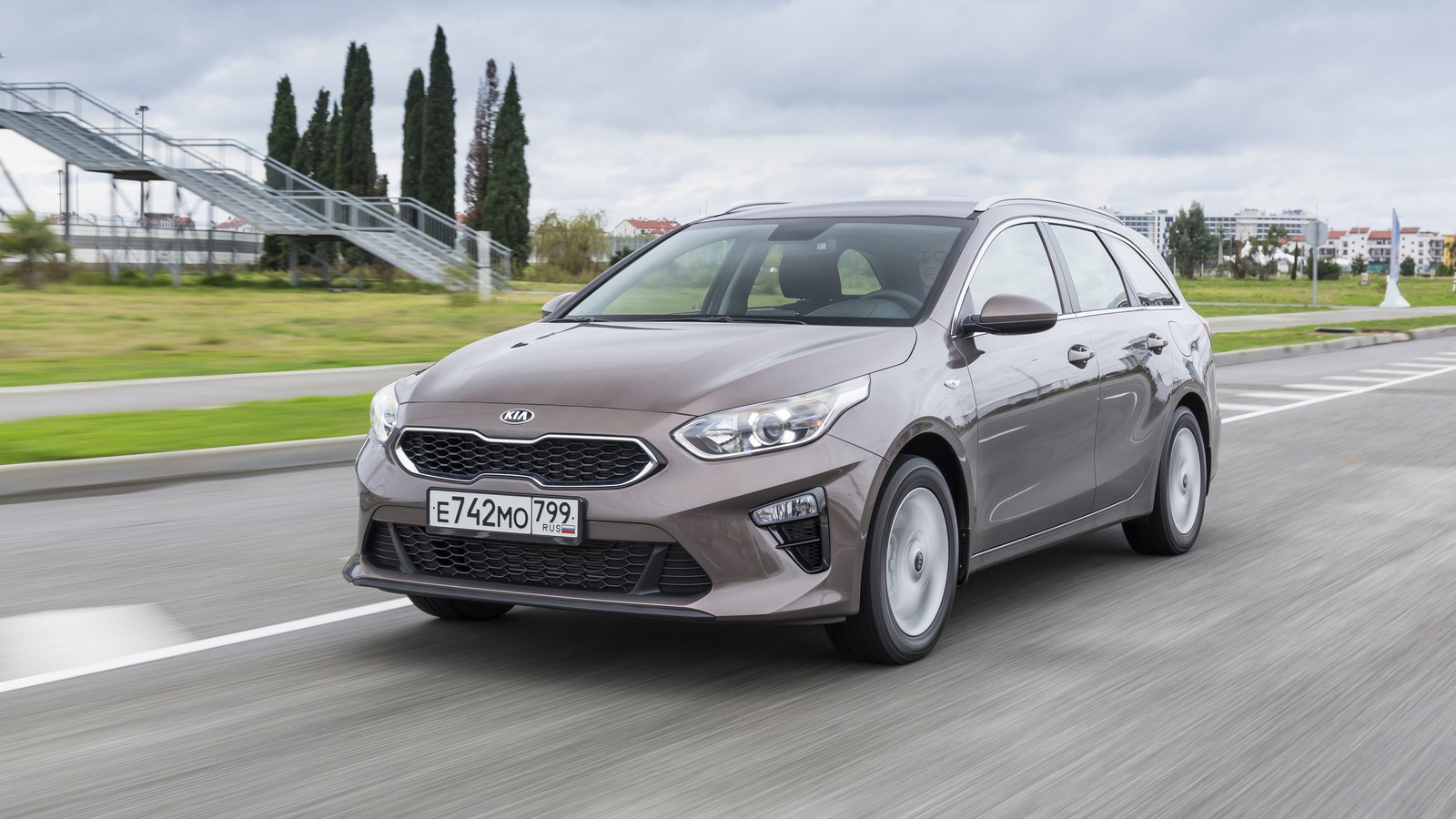 Kia Ceed SW три четверти на ходу