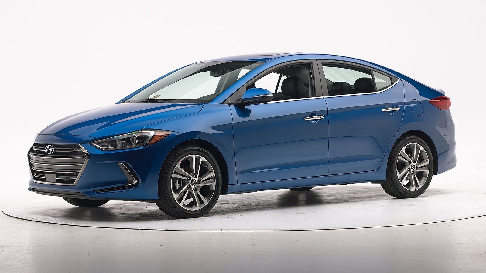 Hyundai Elantra синий вид три четверти