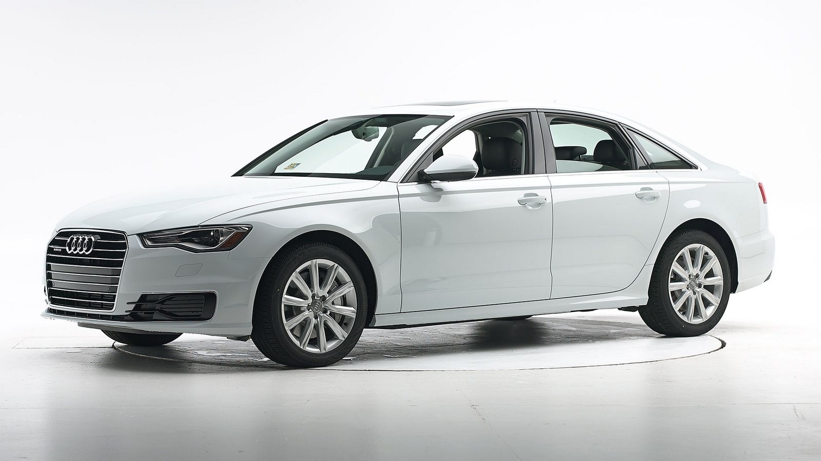 Audi A6 белая вид три четверти