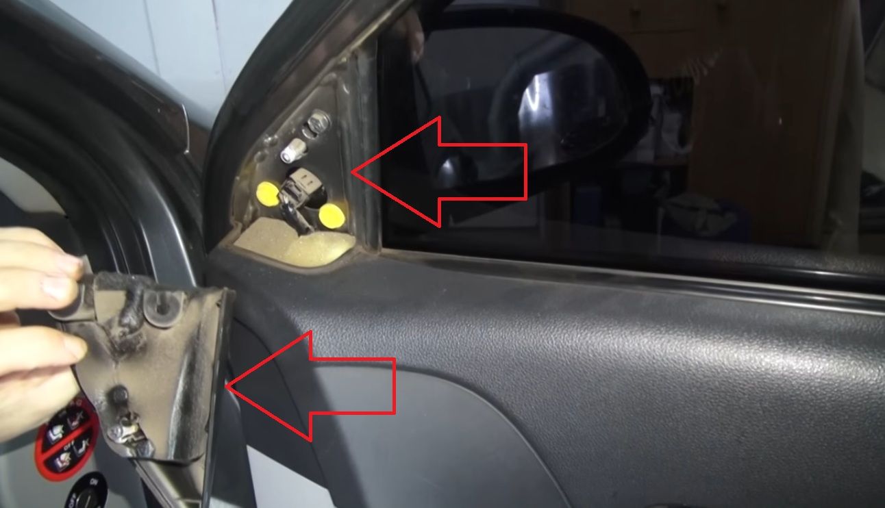 Отключаем питания зеркало с внутренней части под обивкой Hyundai Accent