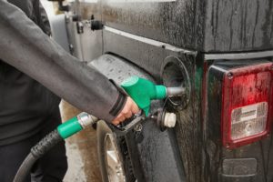 Заправка автомобиля под дождем
