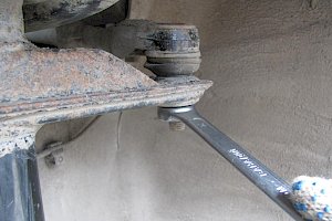Фото 6. Гайка крепления наконечника рулевой тяги.