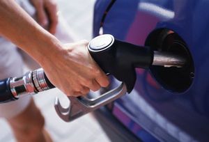 Почему в салоне пахнет бензином
