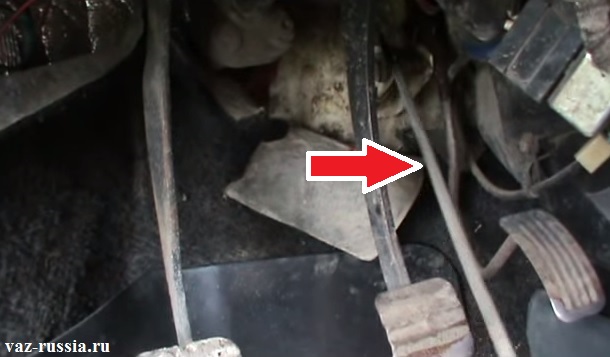 Извлечение троса из отверстия которое находится в полу автомобиля
