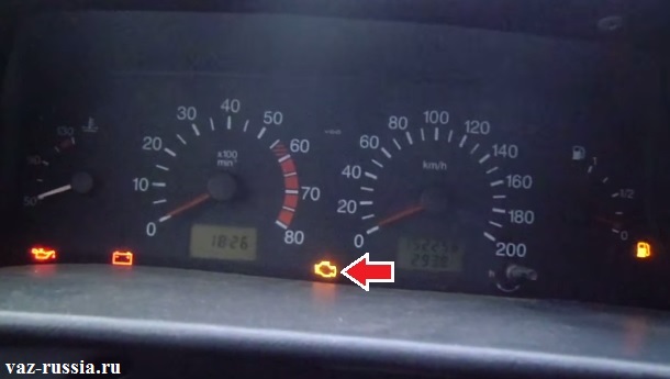 Стрелкой показан индикатор check engine, который загорается когда какой то датчик неисправен