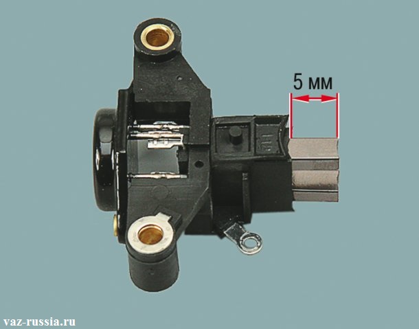 Проверка того на сколько щётки выступают из регулятора напряжения