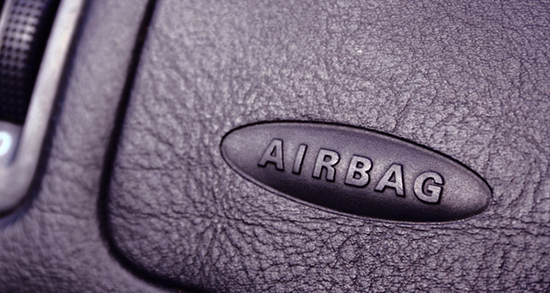 Панель с надписью "Airbag", указывает на наличие подушки безопасности в этом месте Панель с надписью "Airbag", указывает на наличие подушки безопасности в этом месте
